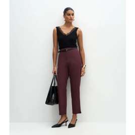 Calça cenoura alfaiatada em crepe com cinto fino na Renner por R$ 99,90
